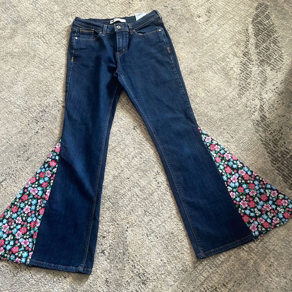 Ladies custom made floral bell bottom Levi’s Strauss & Co red tag jeans Sz 29
